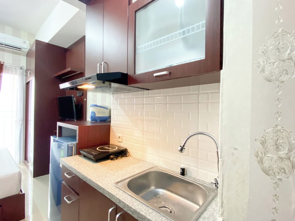 Deluxe Studio | Private kitchen | Fridge, stovetop