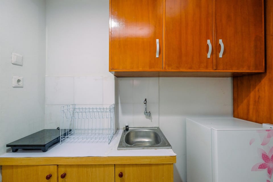 Deluxe Studio | Private kitchen | Fridge, stovetop