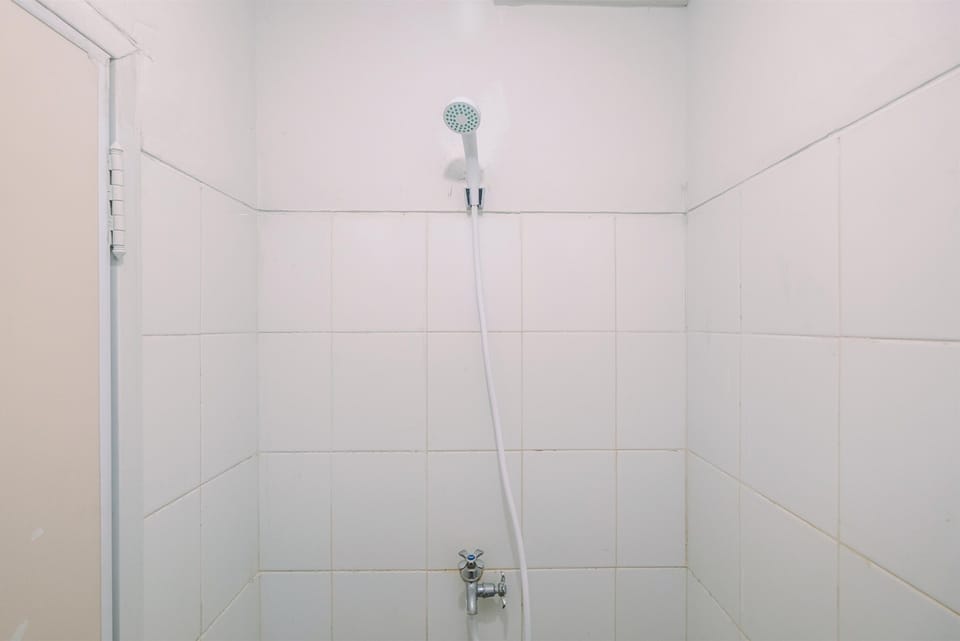 Deluxe Studio | Bathroom | Shower, towels
