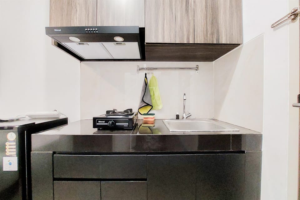Deluxe Studio | Private kitchen | Fridge, stovetop
