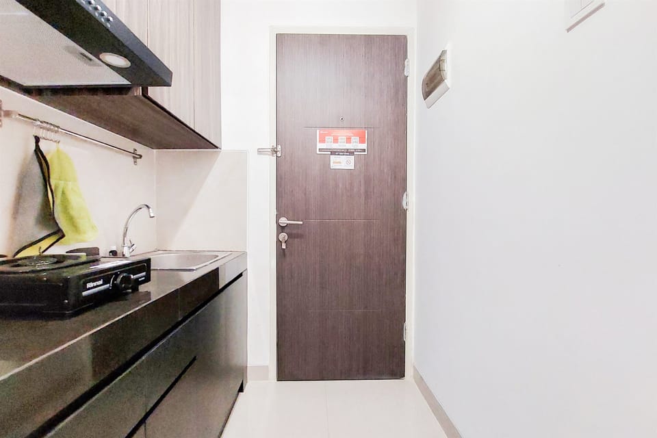Deluxe Studio | Private kitchen | Fridge, stovetop