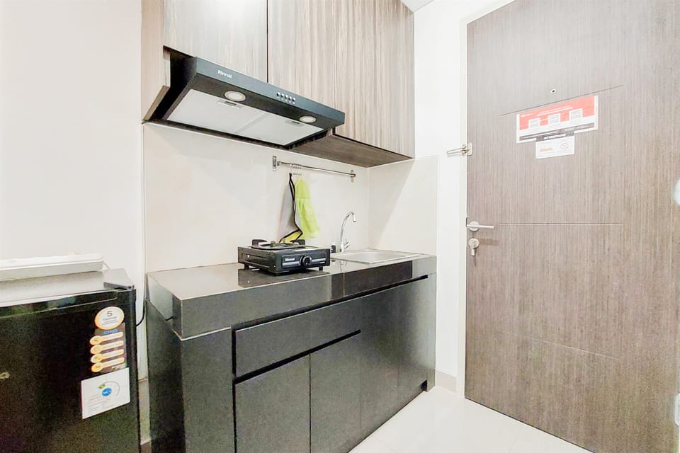 Deluxe Studio | Private kitchen | Fridge, stovetop