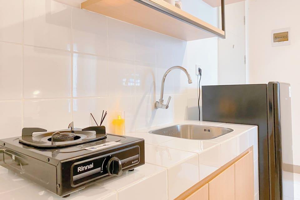 Deluxe Apartment | Private kitchen | Fridge, stovetop, dining table
