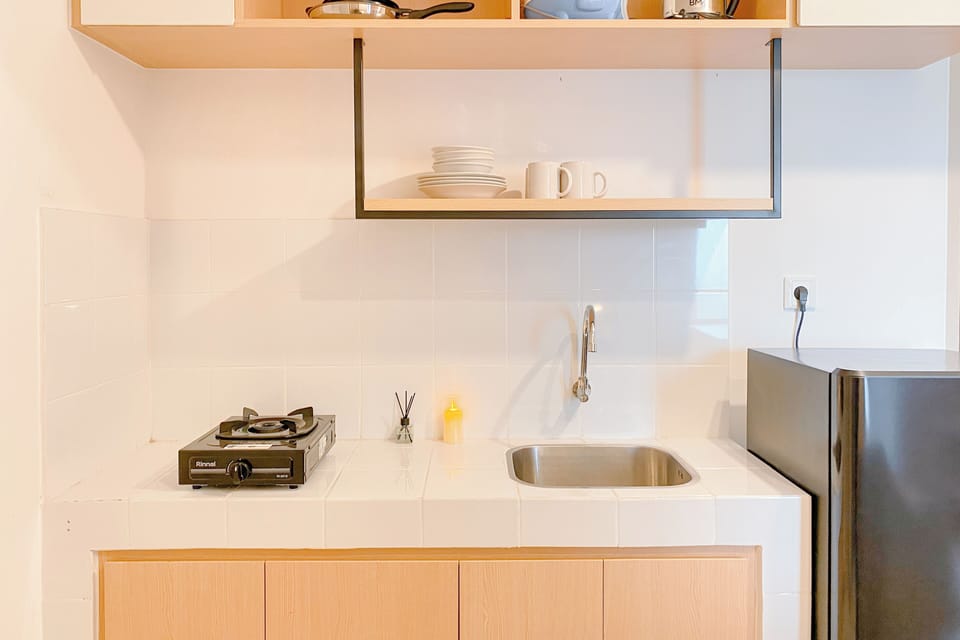 Deluxe Apartment | Private kitchen | Fridge, stovetop, dining table