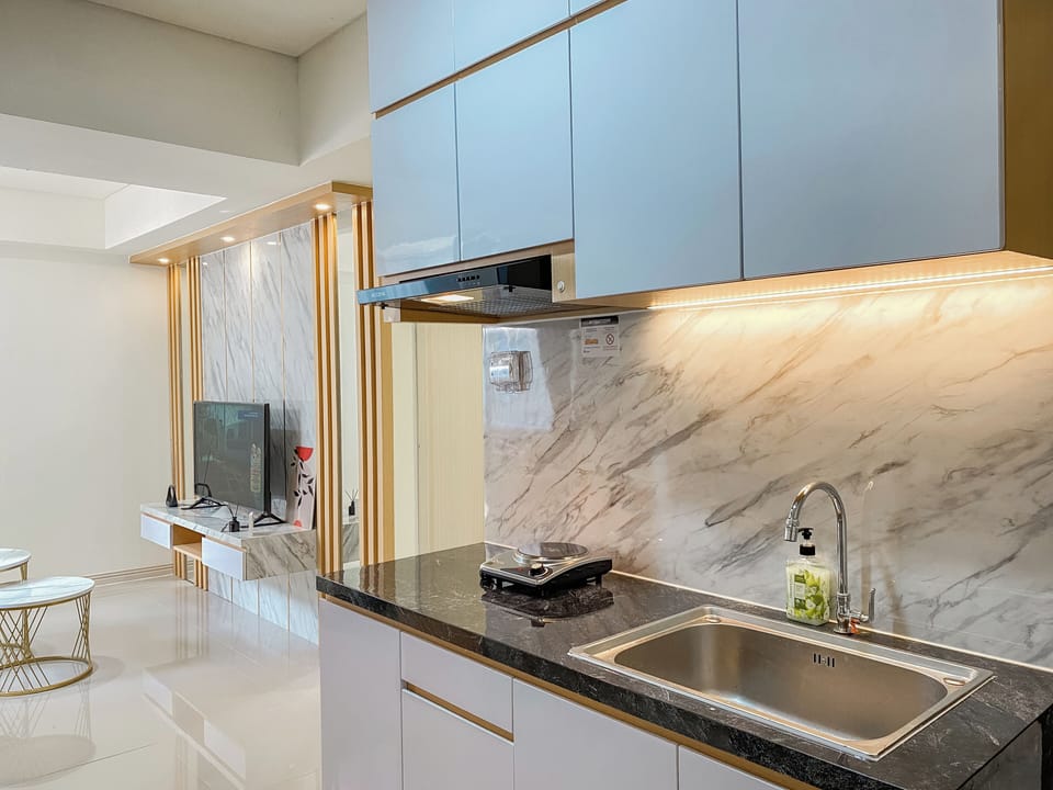 Deluxe Apartment | Private kitchen | Full-size fridge, stovetop, dining tables