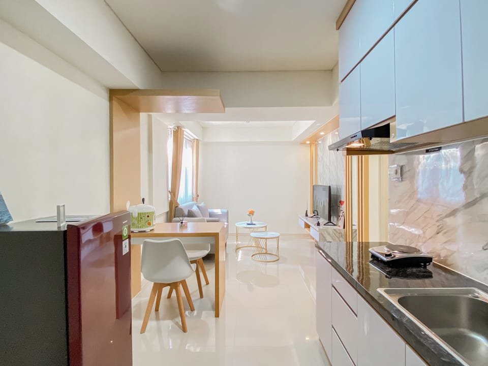 Deluxe Apartment | Private kitchen | Full-size fridge, stovetop, dining tables