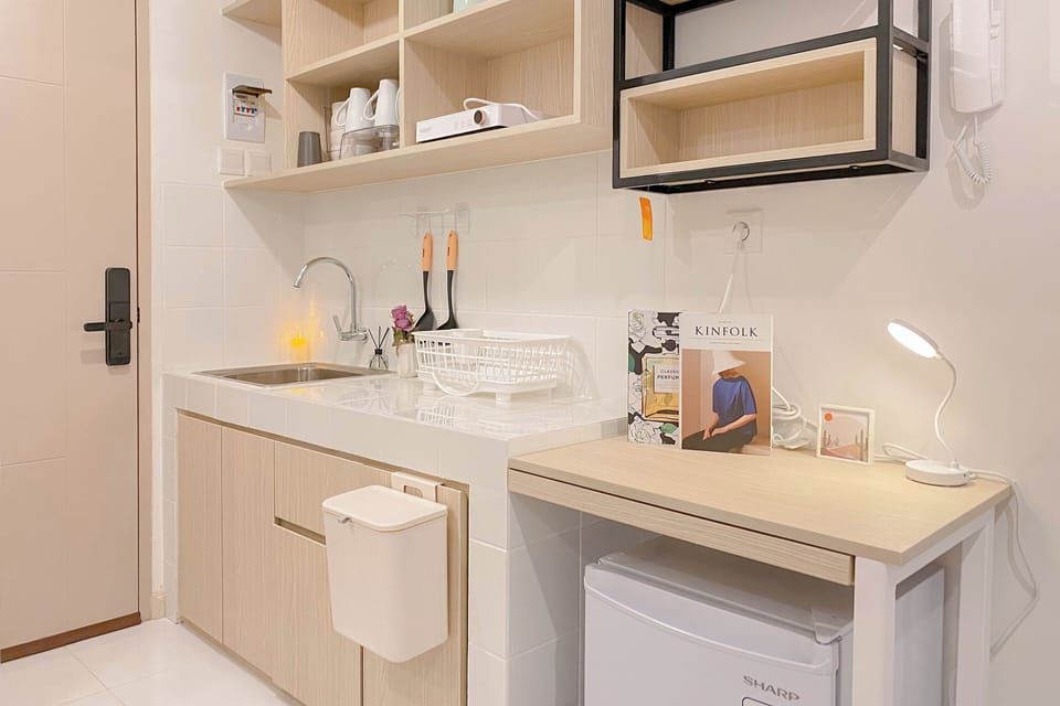 Deluxe Studio | Private kitchen | Mini-fridge, stovetop
