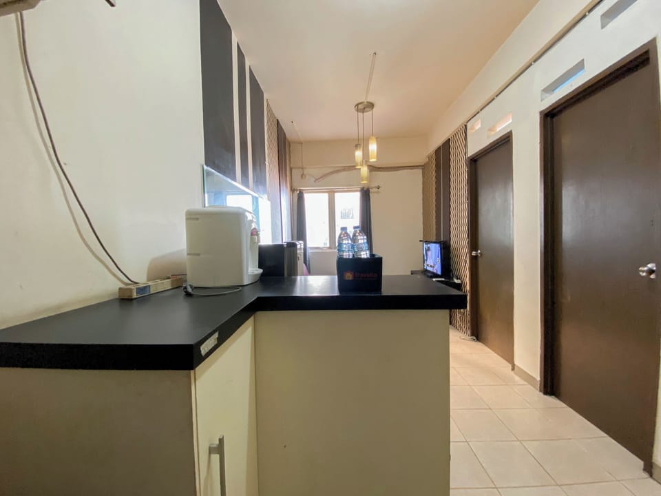 Deluxe Apartment | Private kitchen | Fridge, stovetop, dining tables, kitchen islands