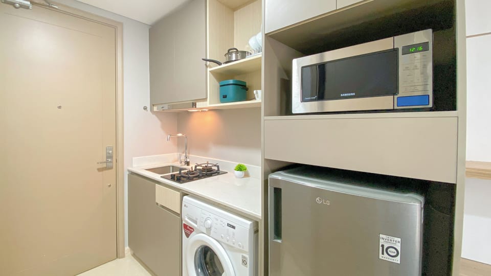 Deluxe Studio | Private kitchen | Fridge, microwave, stovetop