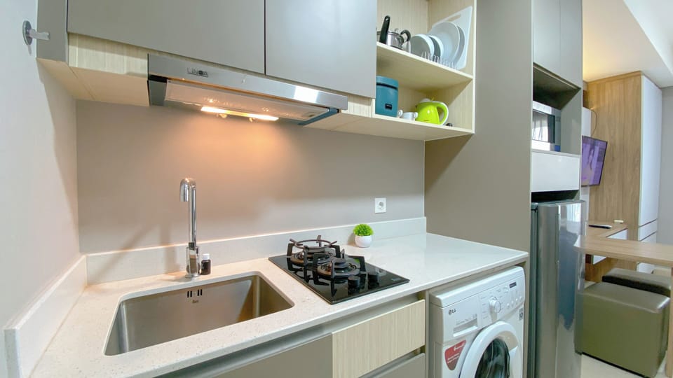Deluxe Studio | Private kitchen | Fridge, microwave, stovetop