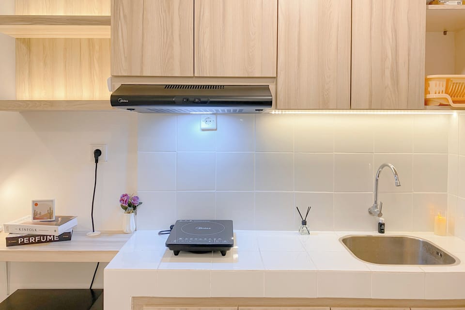 Deluxe Studio | Private kitchen | Full-size fridge, stovetop, electric kettle
