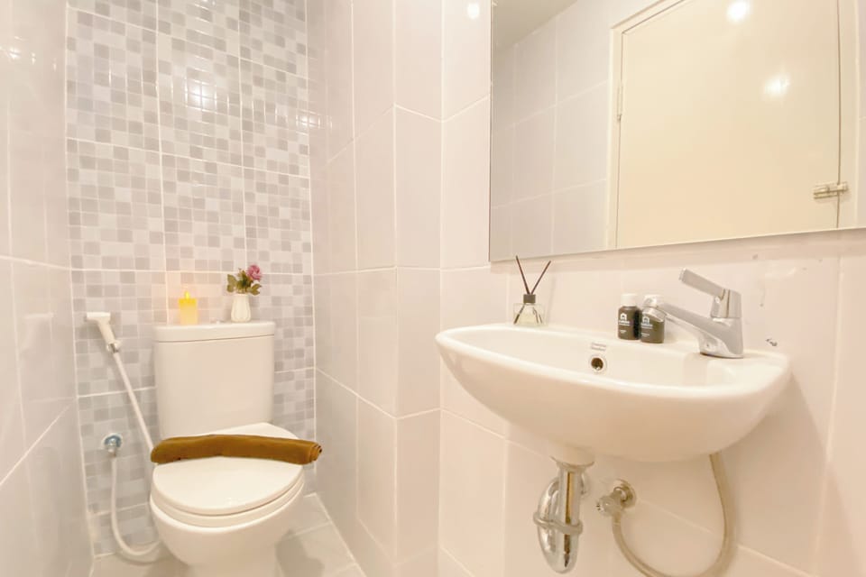 Deluxe Studio | Bathroom | Shower, towels