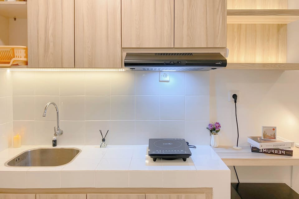 Deluxe Studio | Private kitchen | Full-size fridge, stovetop