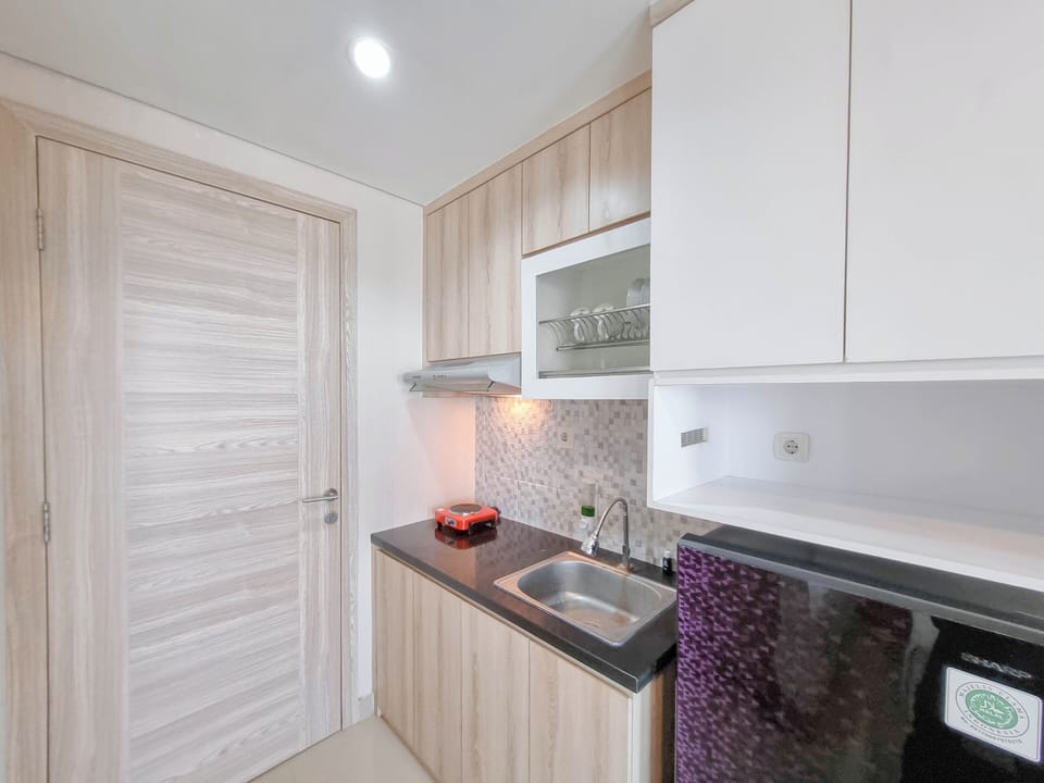 Deluxe Studio | Private kitchen | Full-size fridge, stovetop