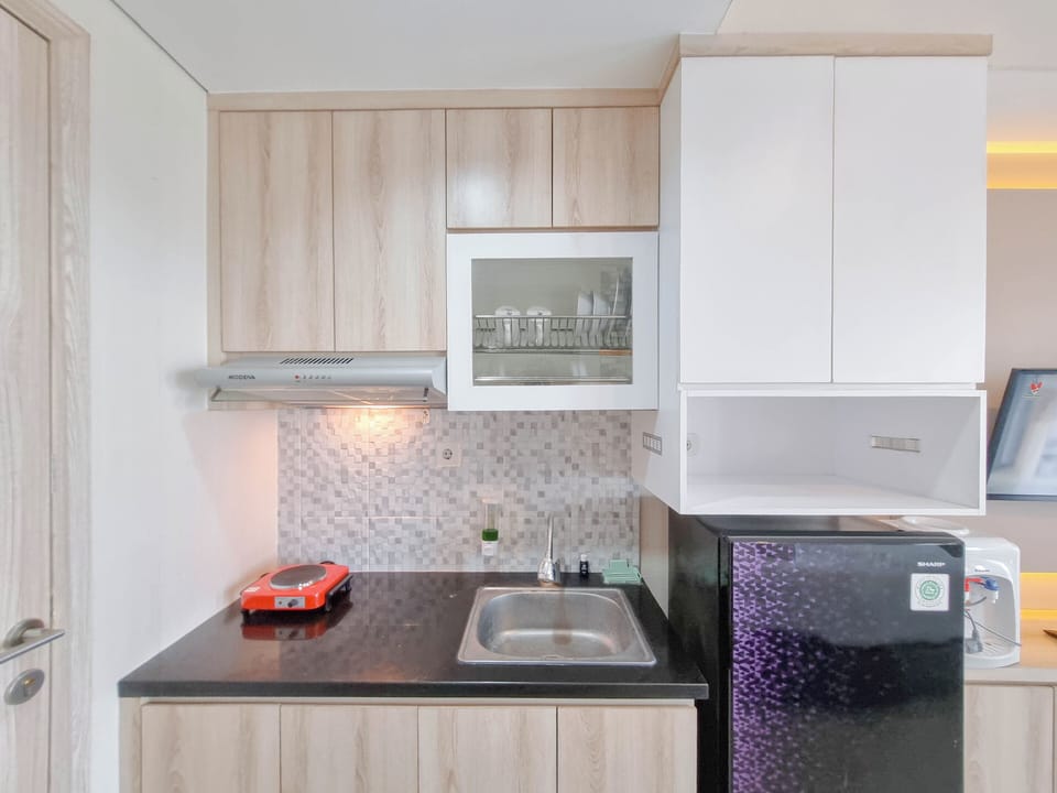 Deluxe Studio | Private kitchen | Full-size fridge, stovetop