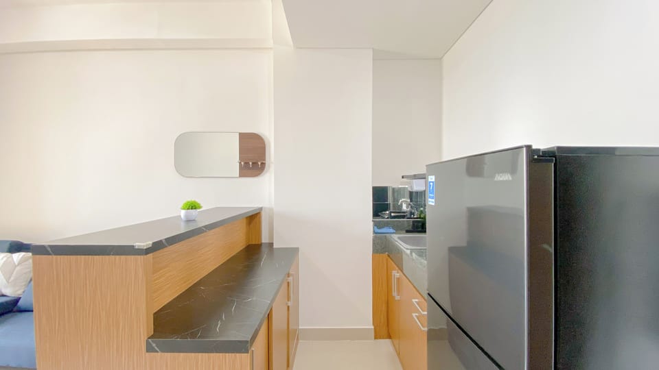 Deluxe Apartment | Private kitchen | Full-size fridge, stovetop, dining tables