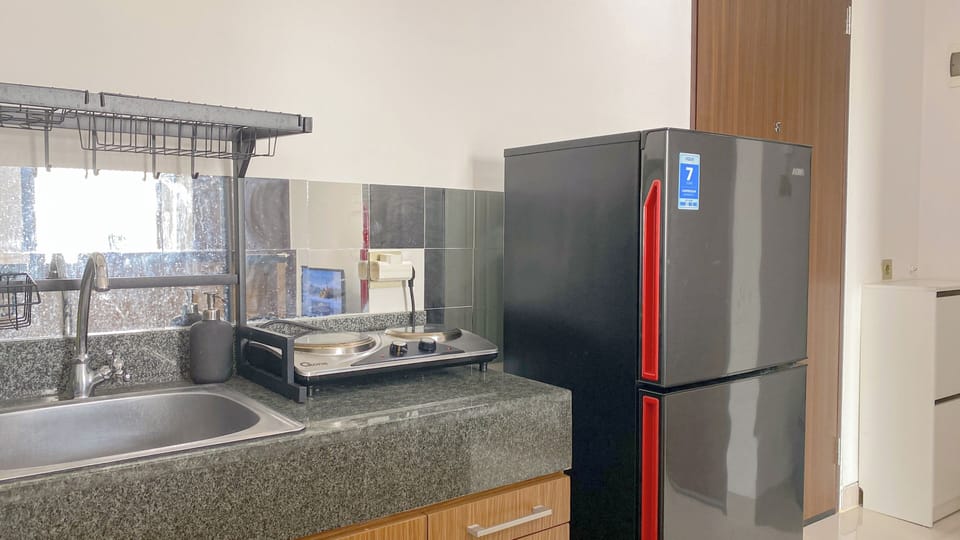 Deluxe Apartment | Private kitchen | Full-size fridge, stovetop, dining tables
