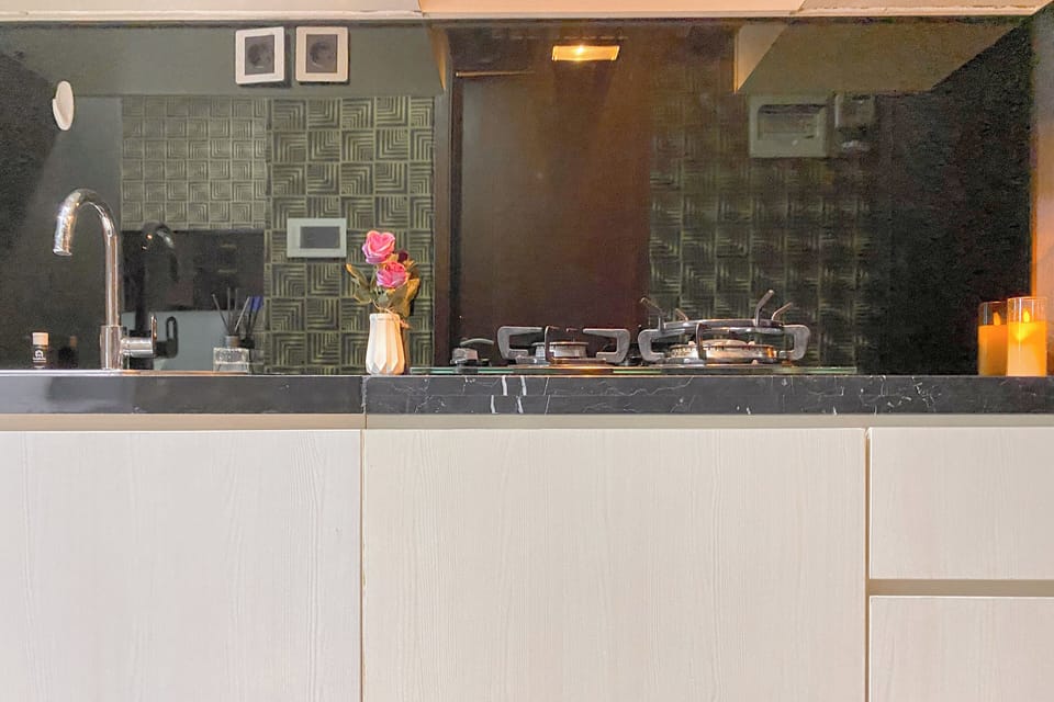 Deluxe Studio | Private kitchen | Full-size fridge, stovetop