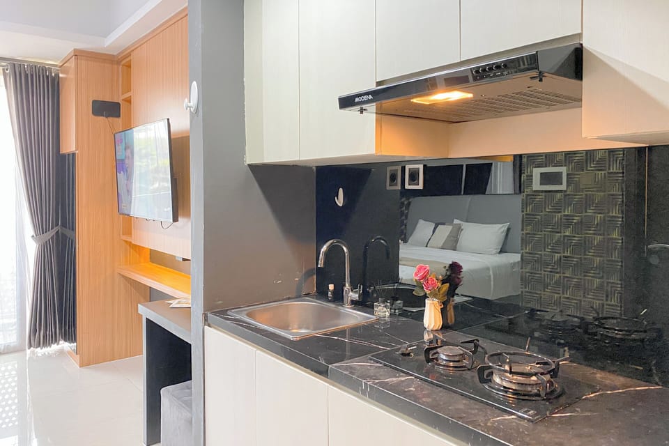 Deluxe Studio | Private kitchen | Full-size fridge, stovetop