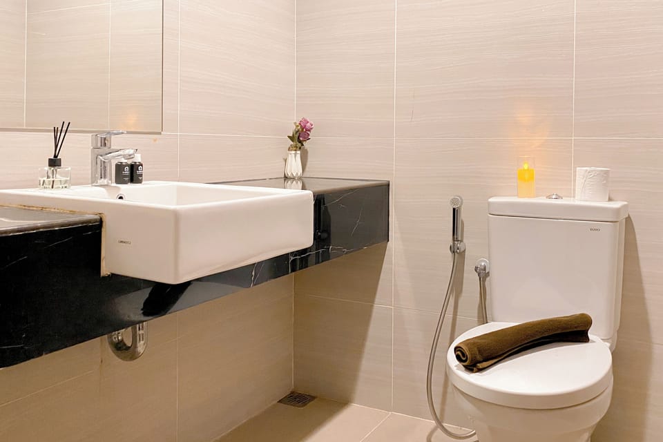 Deluxe Studio | Bathroom | Shower, towels