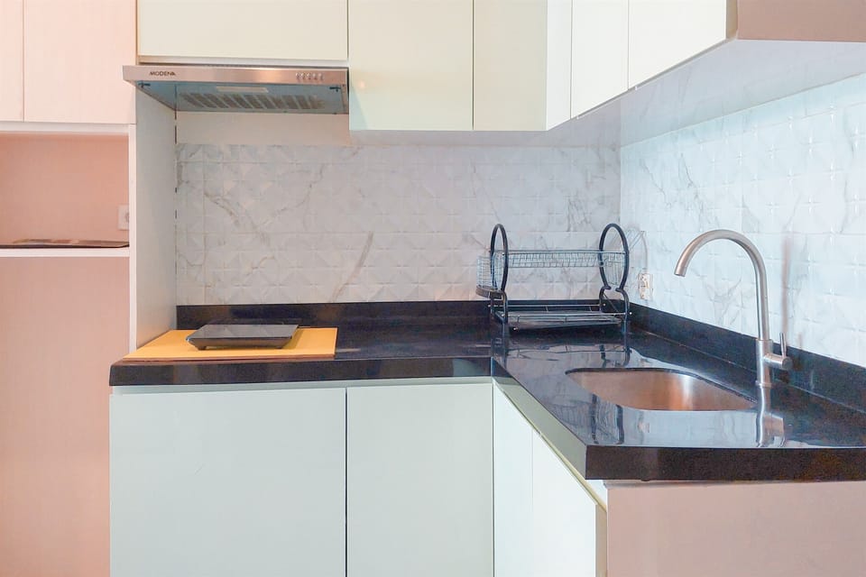 Deluxe Apartment | Private kitchen | Full-size fridge, stovetop, dining tables