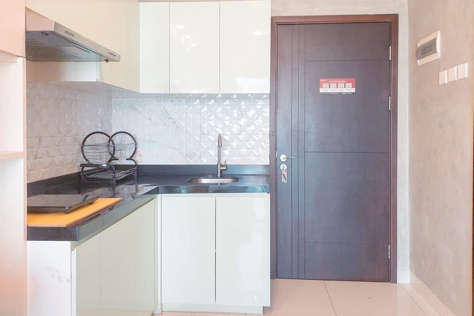 Deluxe Apartment | Private kitchen | Full-size fridge, stovetop, dining tables