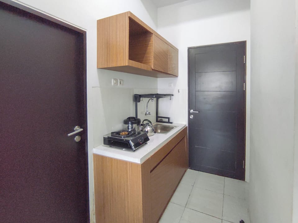 Deluxe Studio | Private kitchen | Fridge, stovetop
