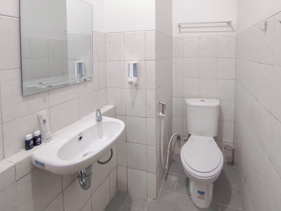 Deluxe Studio | Bathroom | Shower, towels