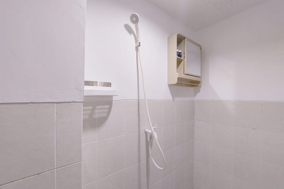 Deluxe Studio | Bathroom | Shower, towels