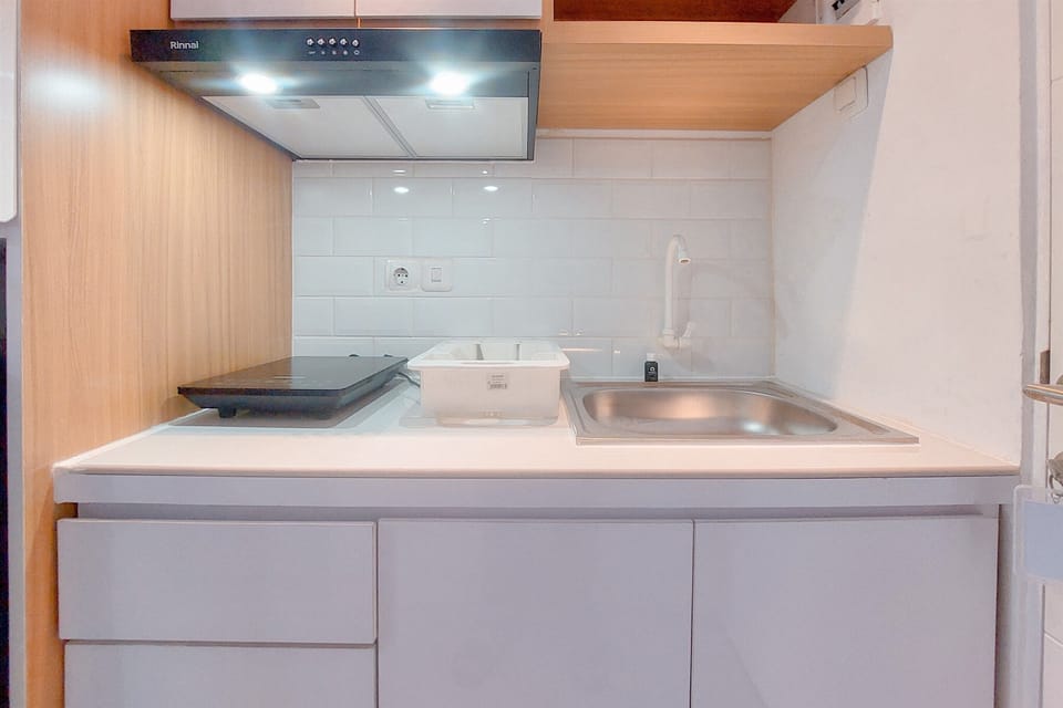 Deluxe Studio | Private kitchen | Fridge, stovetop
