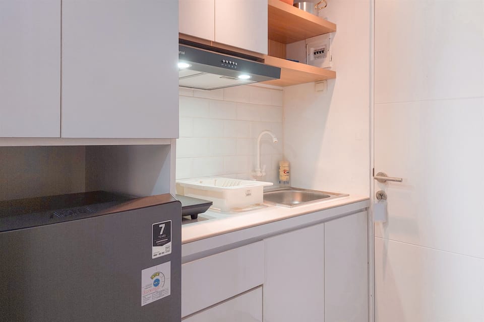 Deluxe Studio | Private kitchen | Fridge, stovetop