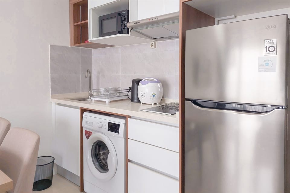 Deluxe Apartment | Private kitchen | Full-size fridge, microwave, stovetop, dining tables