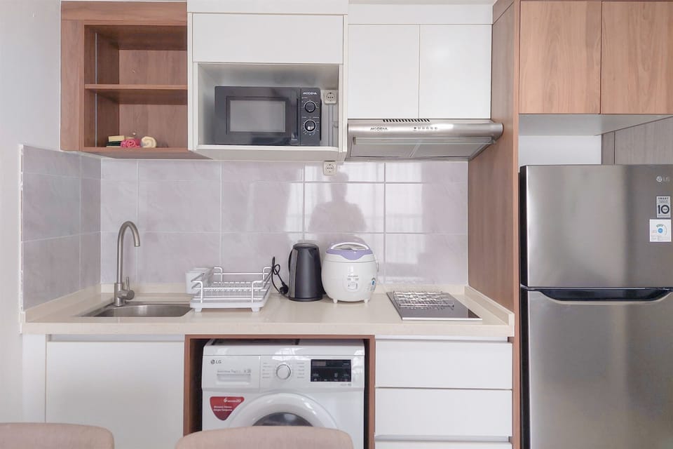 Deluxe Apartment | Private kitchen | Full-size fridge, microwave, stovetop, dining tables