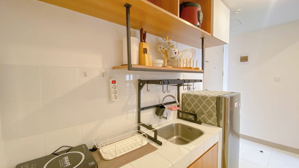 Deluxe Apartment | Private kitchen | Fridge, stovetop, dining tables