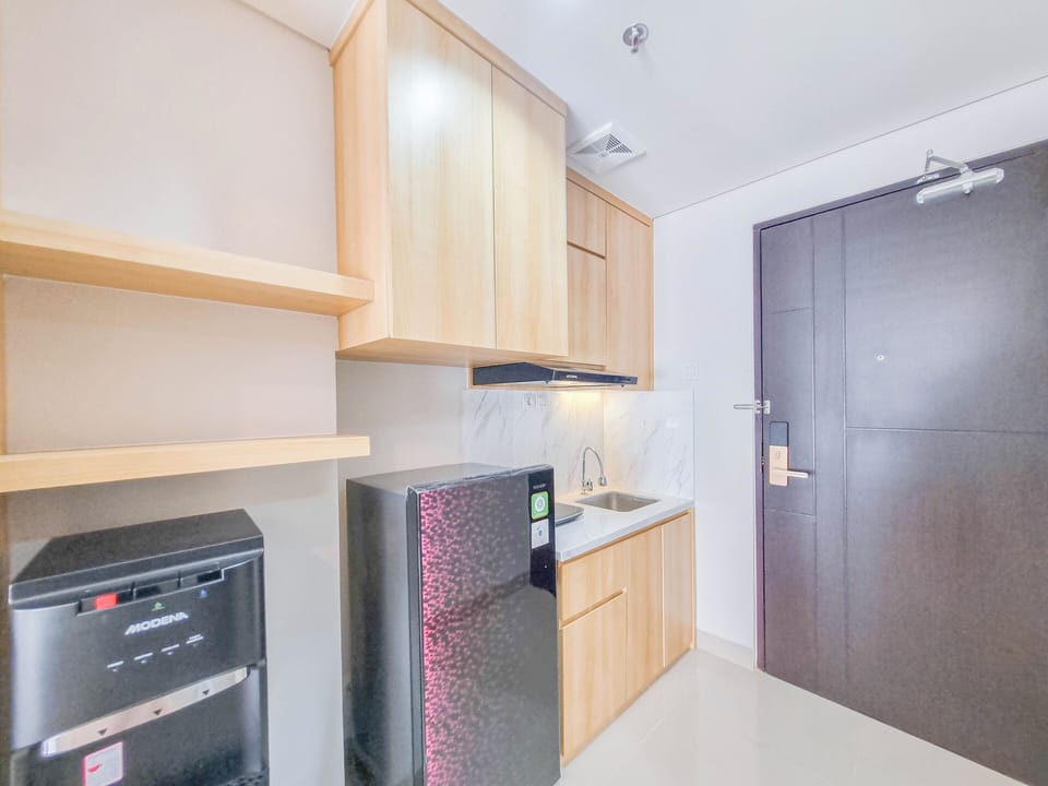 Deluxe Studio | Private kitchen | Full-size fridge, stovetop