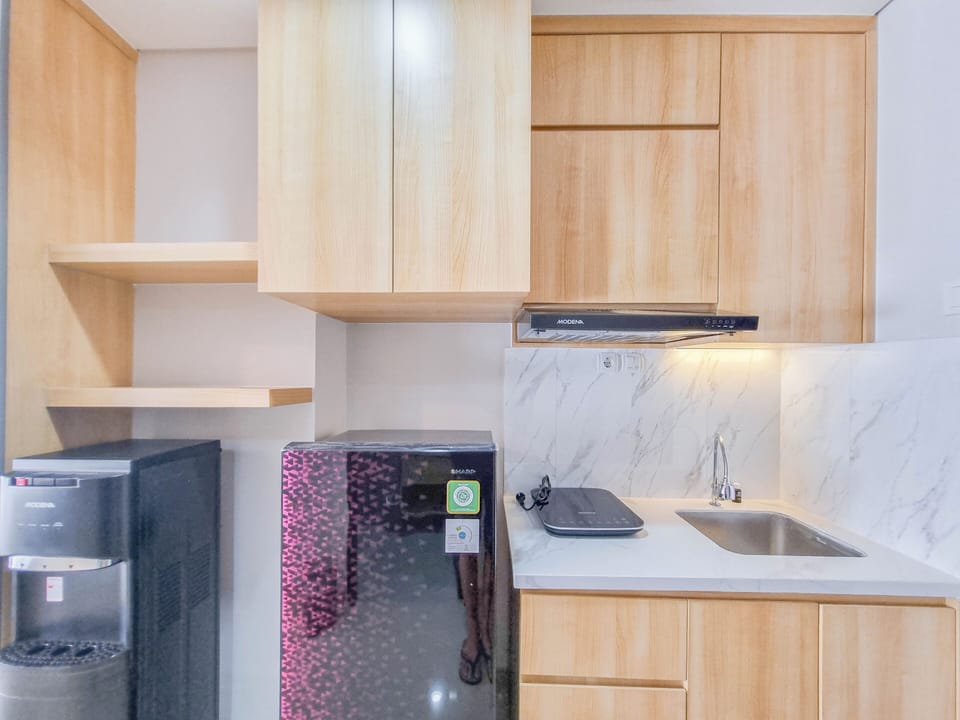 Deluxe Studio | Private kitchen | Full-size fridge, stovetop