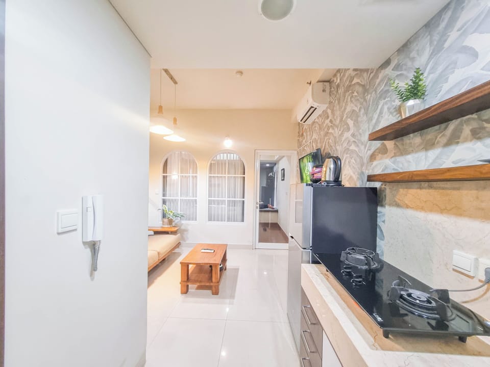 Deluxe Apartment | Private kitchen | Full-size fridge, stovetop, dining table