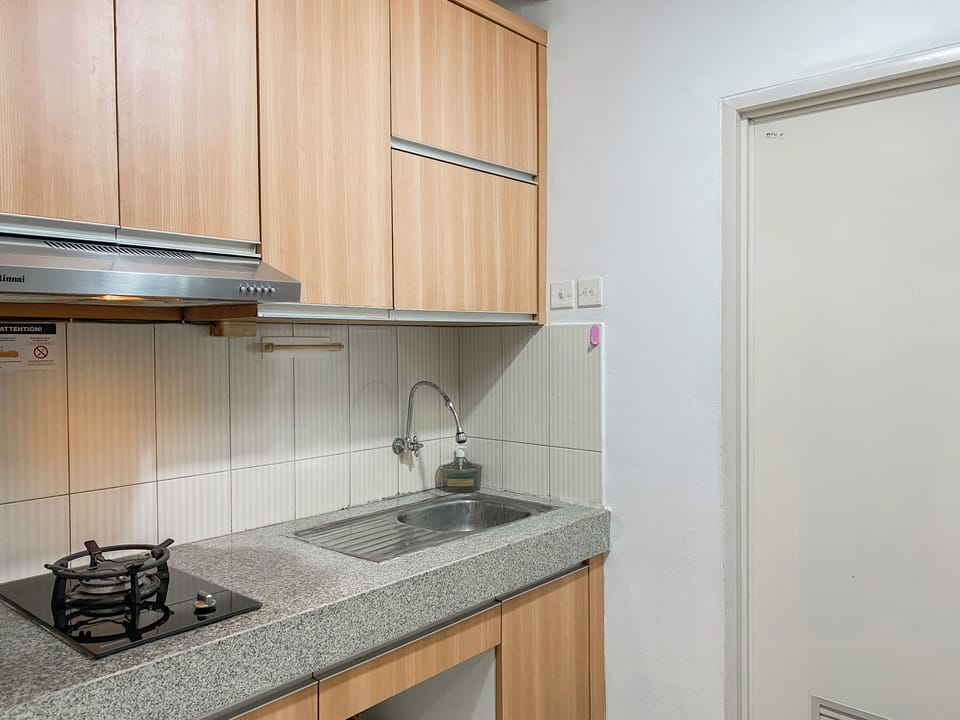 Deluxe Studio | Private kitchen | Full-size fridge, stovetop