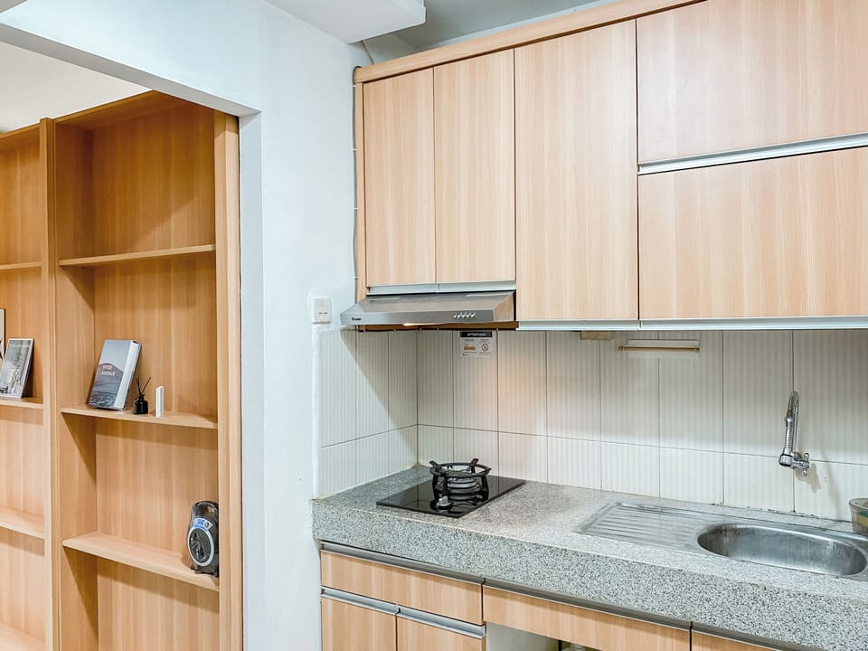 Deluxe Studio | Private kitchen | Full-size fridge, stovetop