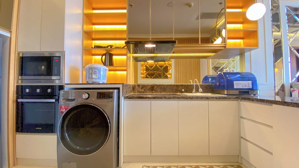 Deluxe Apartment | Private kitchen | Full-size fridge, stovetop, dining table