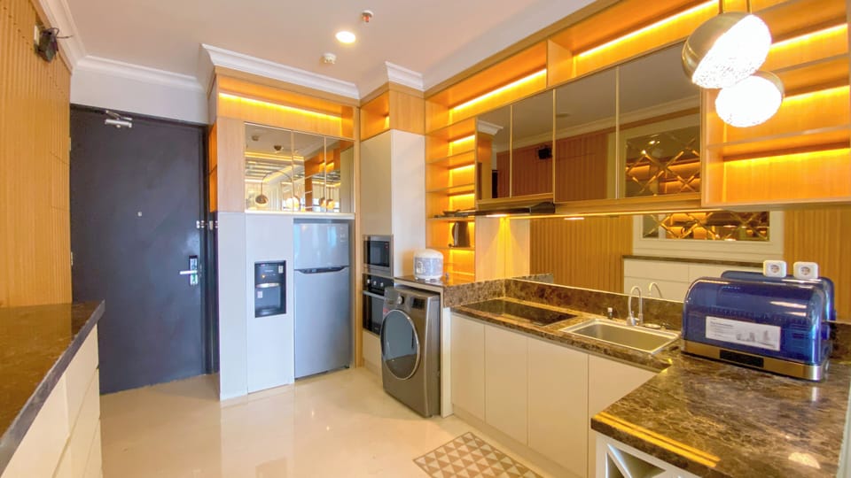 Deluxe Apartment | Private kitchen | Full-size fridge, stovetop, dining table