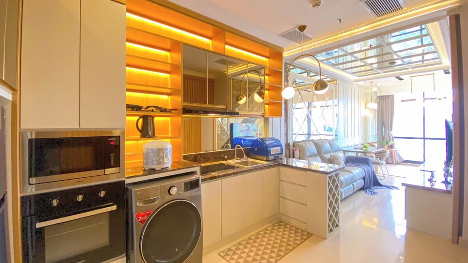 Deluxe Apartment | Private kitchen | Full-size fridge, stovetop, dining table