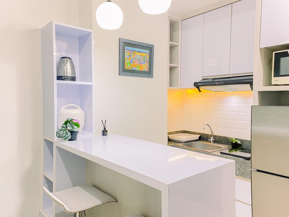 Deluxe Apartment | Private kitchen | Full-size fridge, microwave, stovetop, dining tables
