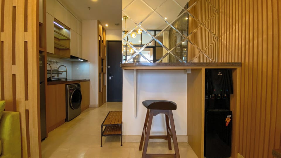 Deluxe Apartment | Private kitchen | Full-size fridge, microwave, stovetop, dining tables