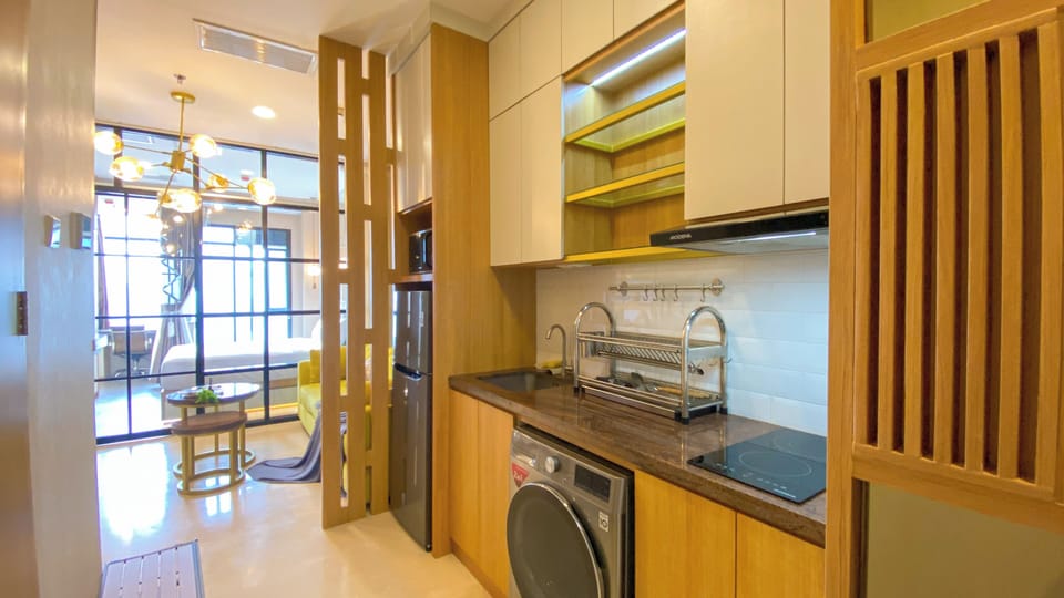 Deluxe Apartment | Private kitchen | Full-size fridge, microwave, stovetop, dining tables