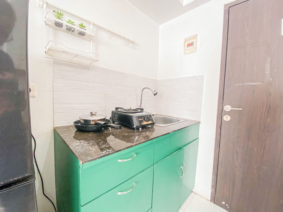 Deluxe Apartment | Private kitchen | Full-size fridge, stovetop, dining tables