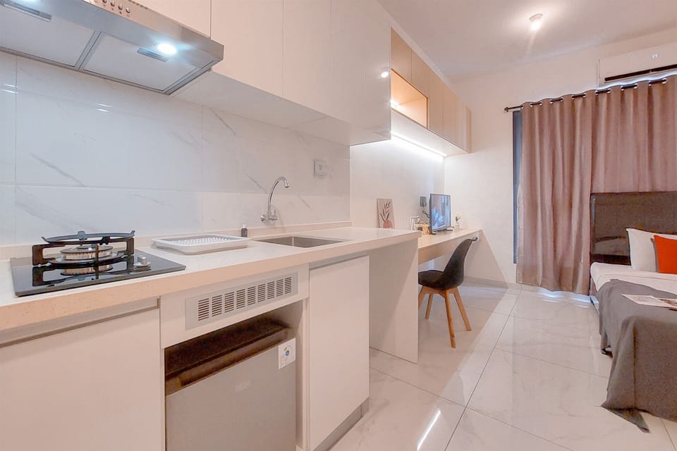 Deluxe Studio | Private kitchen | Mini-fridge, stovetop