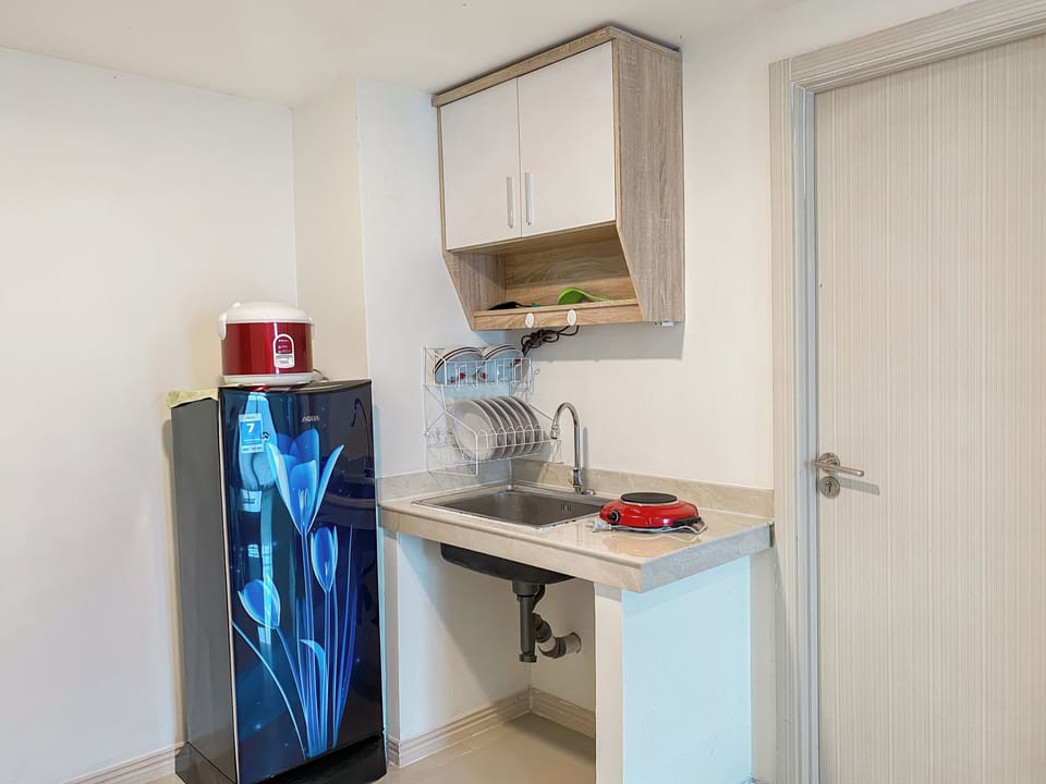 Deluxe Apartment | Private kitchen | Fridge, stovetop, dining tables