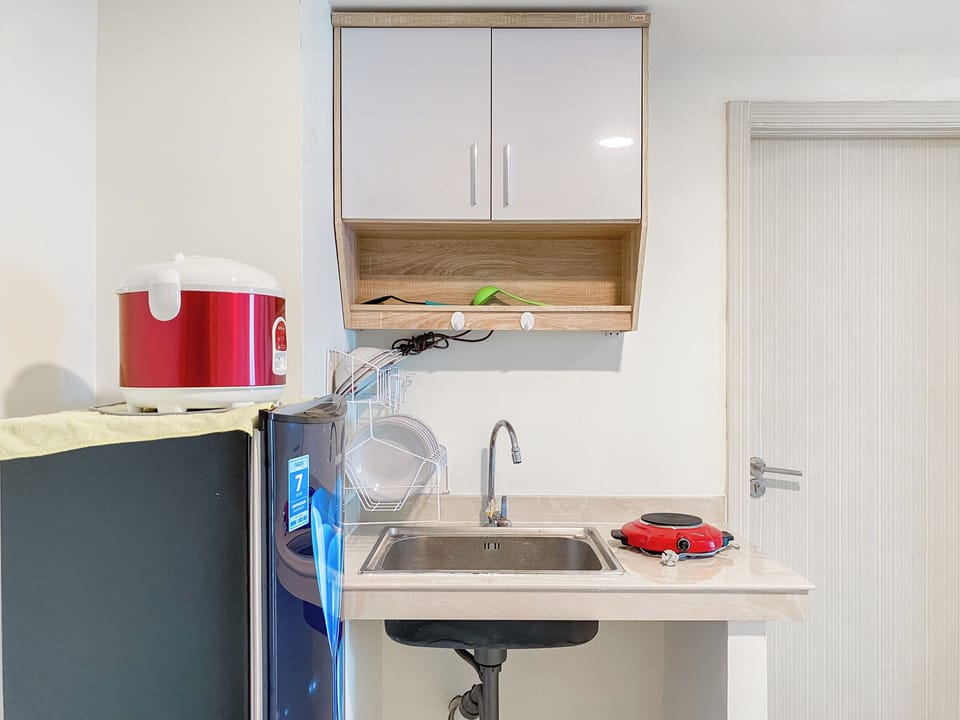 Deluxe Apartment | Private kitchen | Fridge, stovetop, dining tables