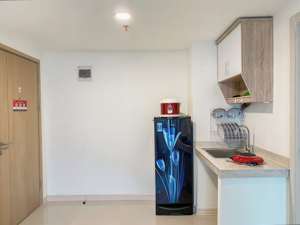 Deluxe Apartment | Private kitchen | Fridge, stovetop, dining tables